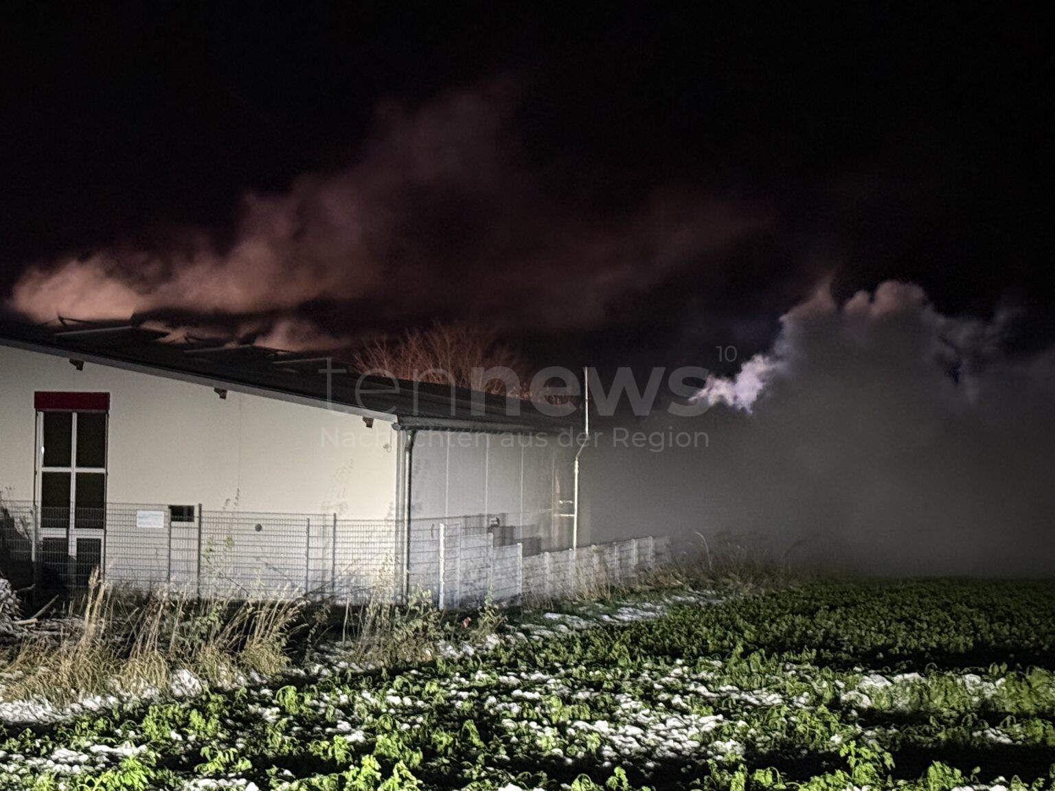 Aichach – Ein Containerbrand sorgt für Großeinsatz der Feuerwehr. Dichter Rauch im Industriegebiet, Drohneneinsatz und Atemschutzkräfte vor Ort.