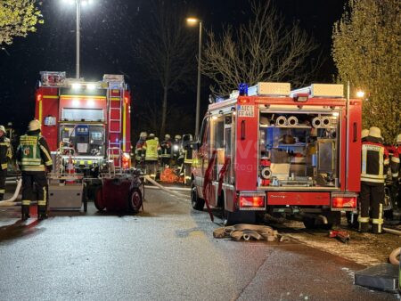 KASTL - 🔥 Brandstiftung am Dienstag (11.06.2025)! Täter zünden 2.000 Kubikmeter Hackschnitzel an - 20 Meter hohe Flammen! 🚒