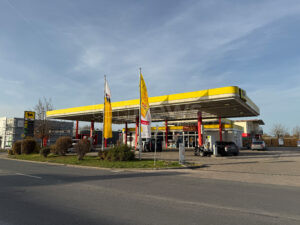 HOLZKIRCHEN/SAMERBERG - 😅 Ehemann (47) vergisst am Freitag (05.09.2025) Frau an Raststätte! Polizei führt Paar nach kurioser Verwechslung zusammen! 👫