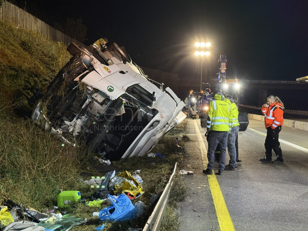 A9 BEI LENTING – 🥩 Fleisch-Laster kippt am 24.11.2024 um: 200.000 Euro Schaden, zwei Schwerverletzte, Vollsperrung! 🚛❄ Massiver Staus im Berufsverkehr.