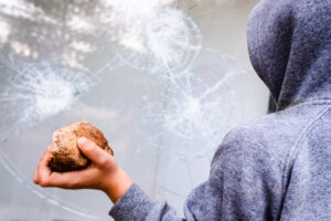 INGOLSTADT - 🪨 Sachbeschädigung am Sonntag (12.05.2025): Jugendliche werfen Steine auf Wartehäuschen – Scheibe geht zu Bruch! 🚏