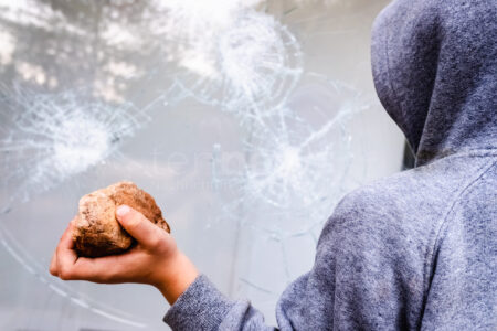 INGOLSTADT - 🪨 Sachbeschädigung am Sonntag (12.05.2025): Jugendliche werfen Steine auf Wartehäuschen – Scheibe geht zu Bruch! 🚏
