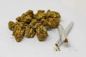 GRABEN - 🌿 52-Jähriger gibt am Samstag (10.05.2025) Joint an Minderjährige weiter! Polizei entdeckt Cannabis-Vergehen bei Kontrolle am Bahnhof und stellt Drogen sicher. 👮