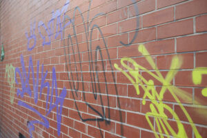 AUGSBURG-INNENSTADT - In der Innenstadt wurden in der Nacht auf Donnerstag (01.05.2025) mehrere Graffiti gesprüht – Polizei ermittelt. 🎨🚔