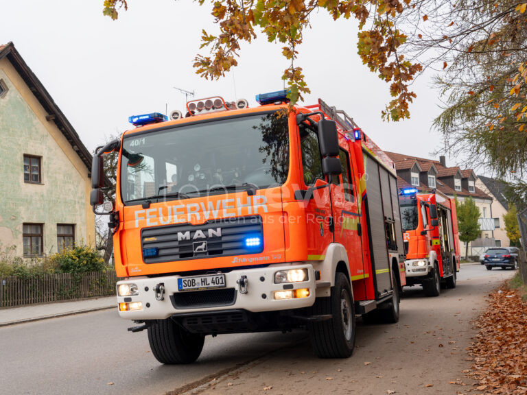 NEUBURG AN DER DONAU - Freitag (11.04.2025): Ein Flächenbrand bei Laisacker durch heiße Grillkohle wurde rasch gelöscht – Feuerwehr verhinderte Schlimmeres.🔥🚒