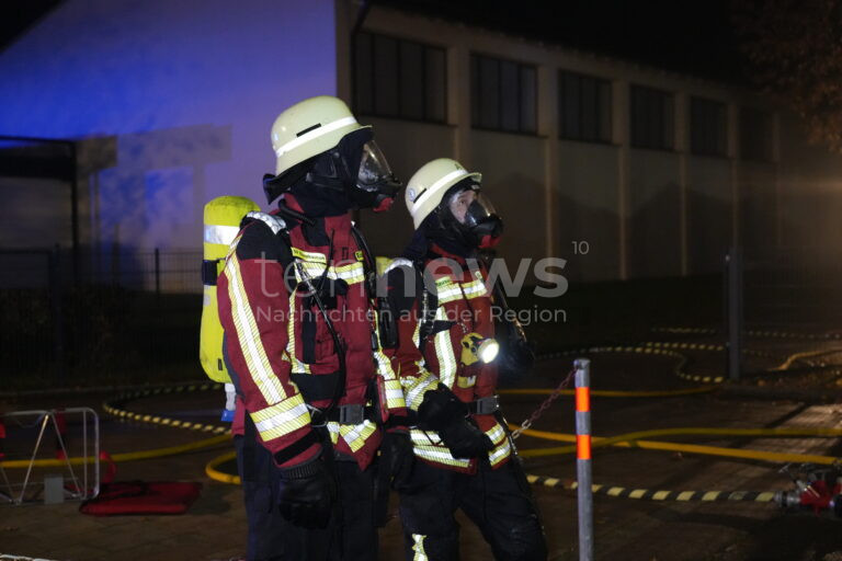 INGOLSTADT-UNSERNHERRN – 🔥 Glutnest in einem Kohlehaufen verursachte starken Rauch und Brand im Schlachthaus einer Gastwirtschaft am Mittwoch (05.03.2025).