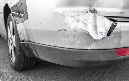 EICHSTÄTT / MÖRNSHEIM - Drei Fälle von Unfallflucht beschäftigen die Polizei am 01.05.2025 – geparkte Fahrzeuge in Mörnsheim und Eichstätt beschädigt. 🚗🔍