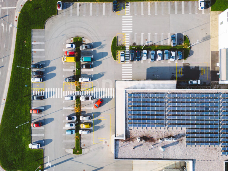 EITENSHEIM – Ein Parkplatz-Streit endete am Samstag (29.03.2025) mit einer ungewollten Verletzung: Eine Frau fuhr einem Mann versehentlich über den Fuß. 🦶😟