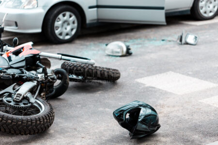 INGOLSTADT - 🏍️ Autofahrerin übersieht Motorradfahrer am Mittwoch (07.05.2025): Mann stürzt über Motorhaube, verletzt sich dabei leicht 🚑