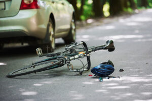 PETERSDORF - 🚲 Mittwoch (14.05.2025): 10-Jähriger bei Fahrradsturz schwer verletzt – Rettungshubschrauber bringt ihn nach Augsburg! 🚁