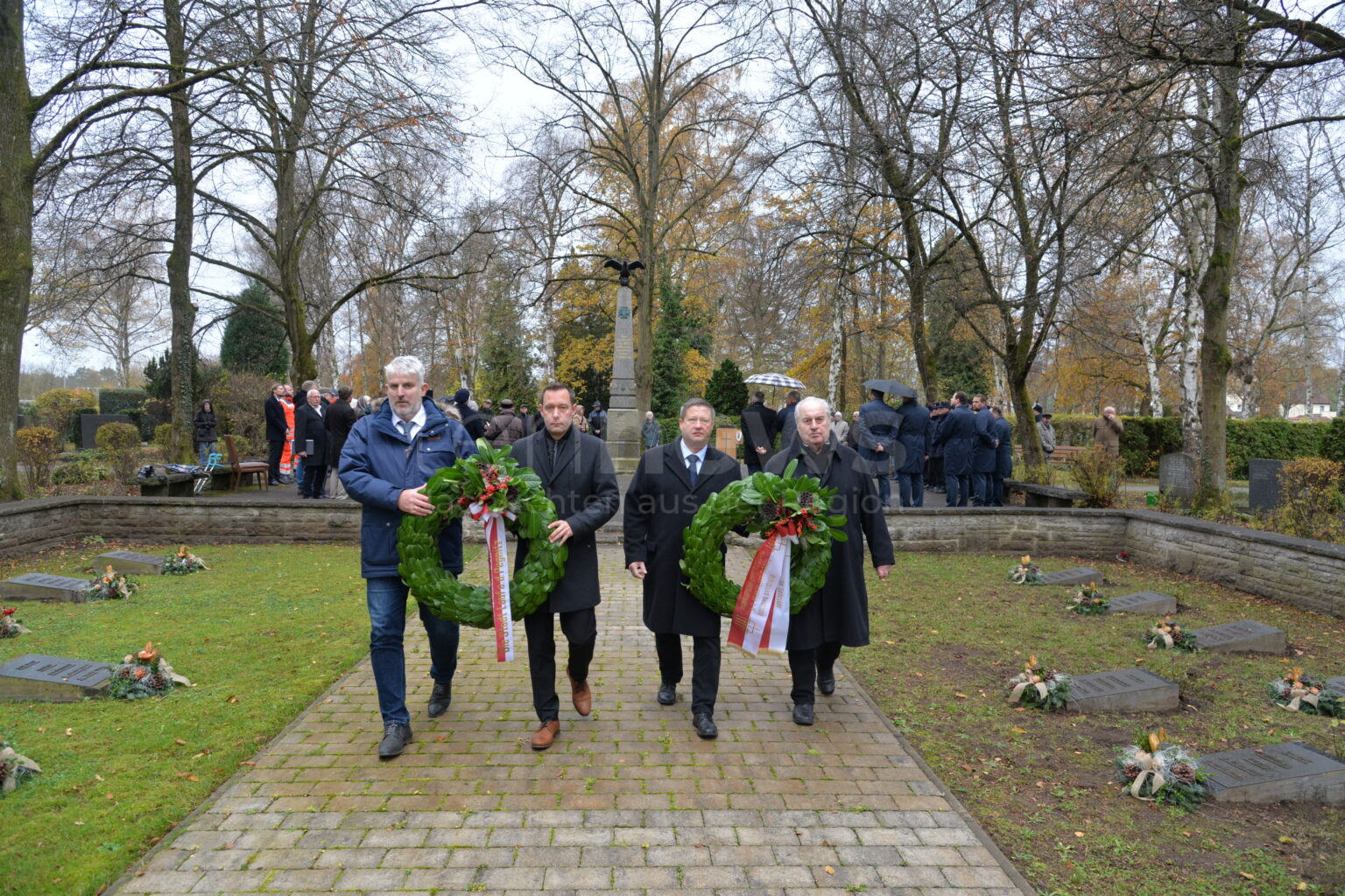 🌹 Volkstrauertag: Bürgermeister Thomas Lang gedenkt der Kriegsopfer und ruft zu Frieden und Zusammenhalt auf. Teilnehmer aus Politik und Vereinen waren anwesend.