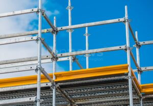 NEUMARKT IN DER OBERPFALZ - 🛠️ Zwei Bauarbeiter bei Arbeitsunfällen am Mittwoch (07.05.2025) verletzt – Sturz vom Gerüst und Schnitt an Metallplatten 🏥