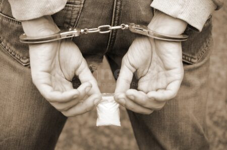 INGOLSTADT - 🏍️ Wilde Flucht! 25-Jähriger rammt zweimal Polizeiwagen bei Verfolgung - Kokain und positive Tests! 🚔