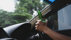 B300 BEI HOHENWART – Polizei kontrolliert am Montag (21.04.2025) liegengebliebenden Autofahrer auf B300: kein Sprit, kein Führerschein, aber 1,92 Promille 🚓🍺