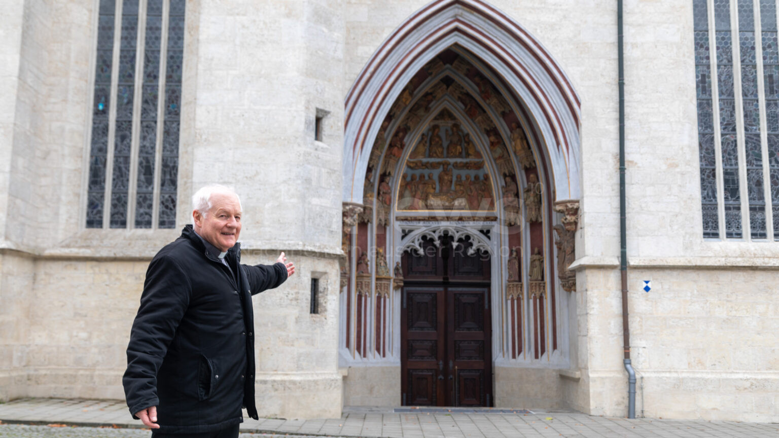 Der Vorsitzende des Dombauvereins, Dompropst Alfred Rottler, zeigt auf das Nordportal des Eichstätter Doms mit den Figuren, für die Patenschaften übernommen werden können.