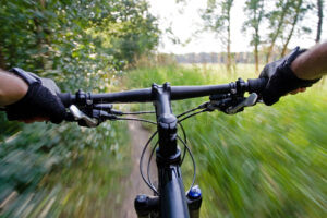 EBERMANNSTADT - 🚲 Fahrraddiebstahl am Freitag (16.05.2025): Blaues Mountainbike "Orbea Laufey" vor dem Gymnasium Fränkische Schweiz gestohlen! Polizei sucht Zeugen für Tat während Unterrichtszeit! 🔍
