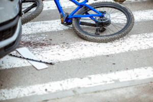 NEUBURG AN DER DONAU - 🚲 Siebenjähriger stürzt am Donnerstag (15.05.2025) in der Marienbader Straße! Gerissene Fahrradkette führt zu Unfall - Bub mit Kopfverletzungen in Klinik gebracht. 🏥