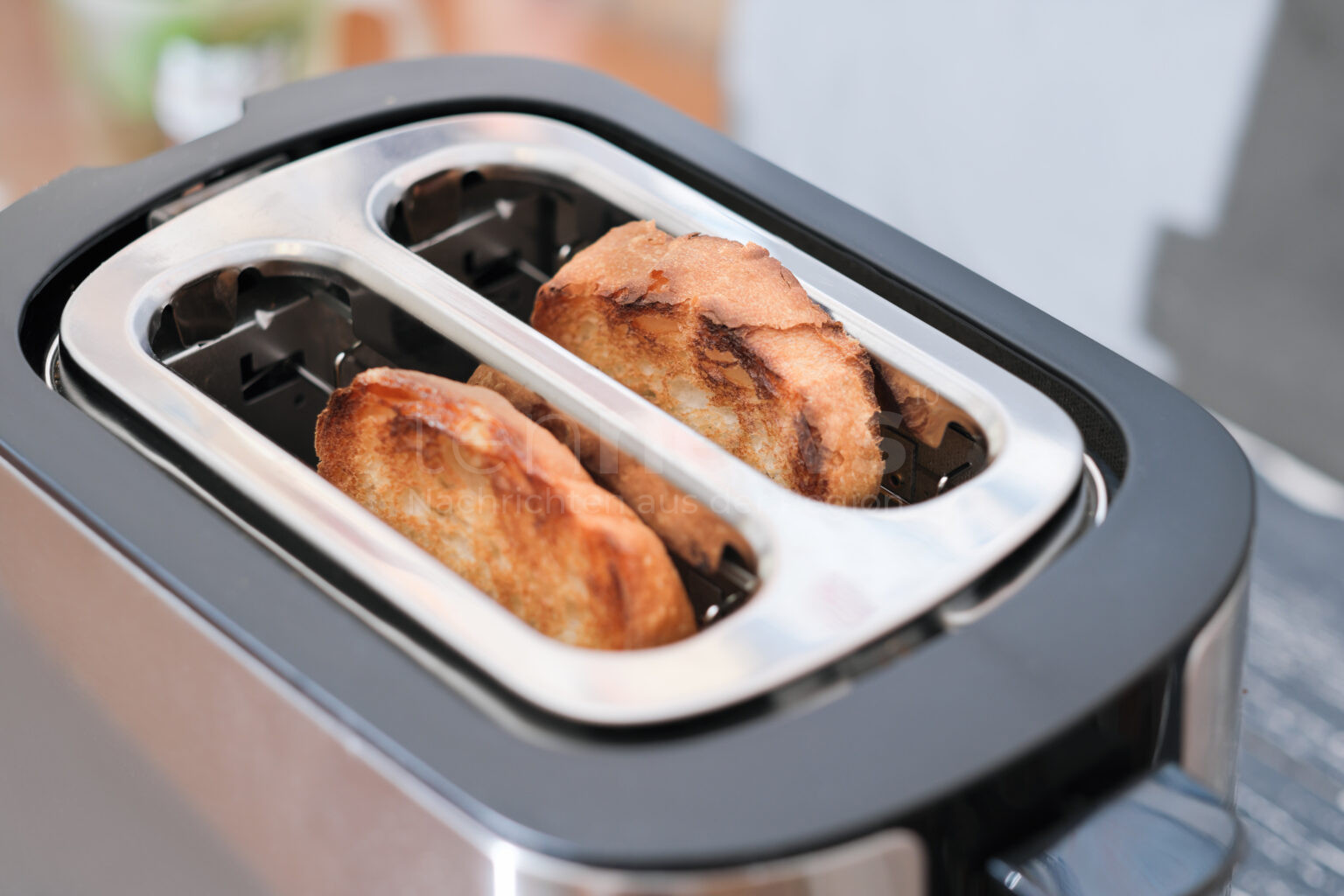 🔥 GEROLSBACH-ALBERZELL: Brandgefahr am 25.11.2024! Defekter Toaster löst Feuermelder aus, Nachbarn verhindern größeren Schaden. 🚨