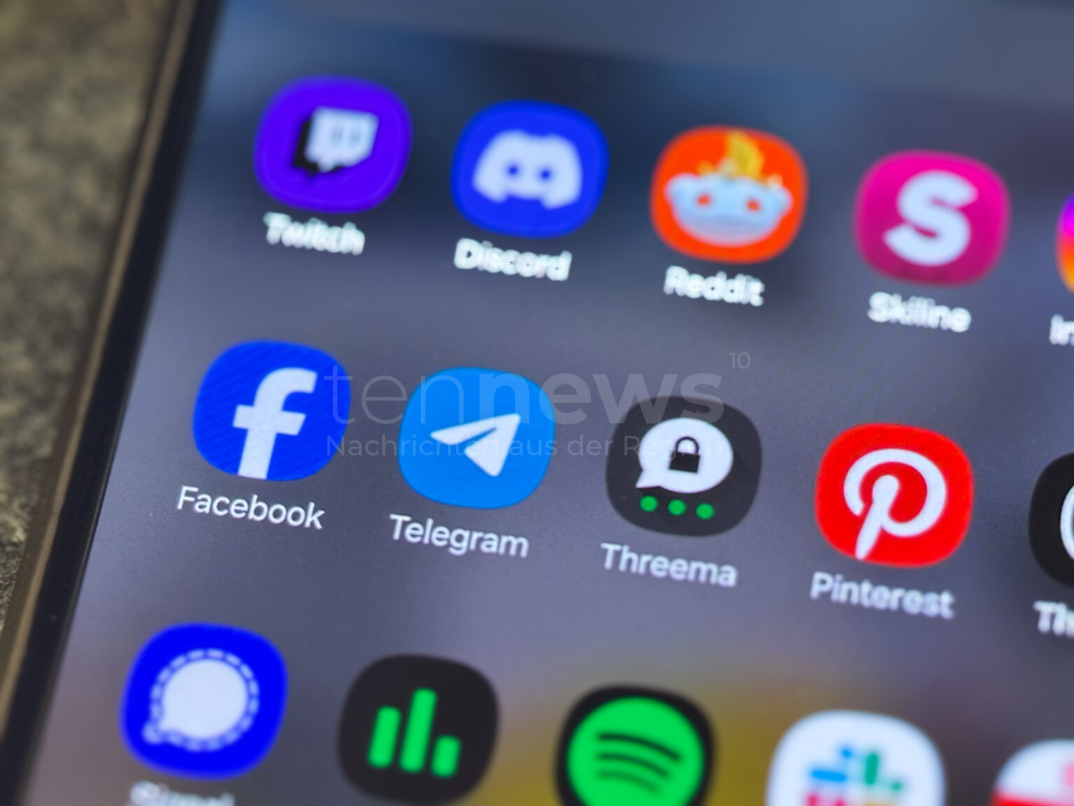AUGSBURG – 💸 Polizei warnt am Montag (26.05.2025) vor Fake-Nebenjobs über Messenger-Dienste: Frau wird Opfer von Betrugsmasche – Ermittlungen laufen! 🚔