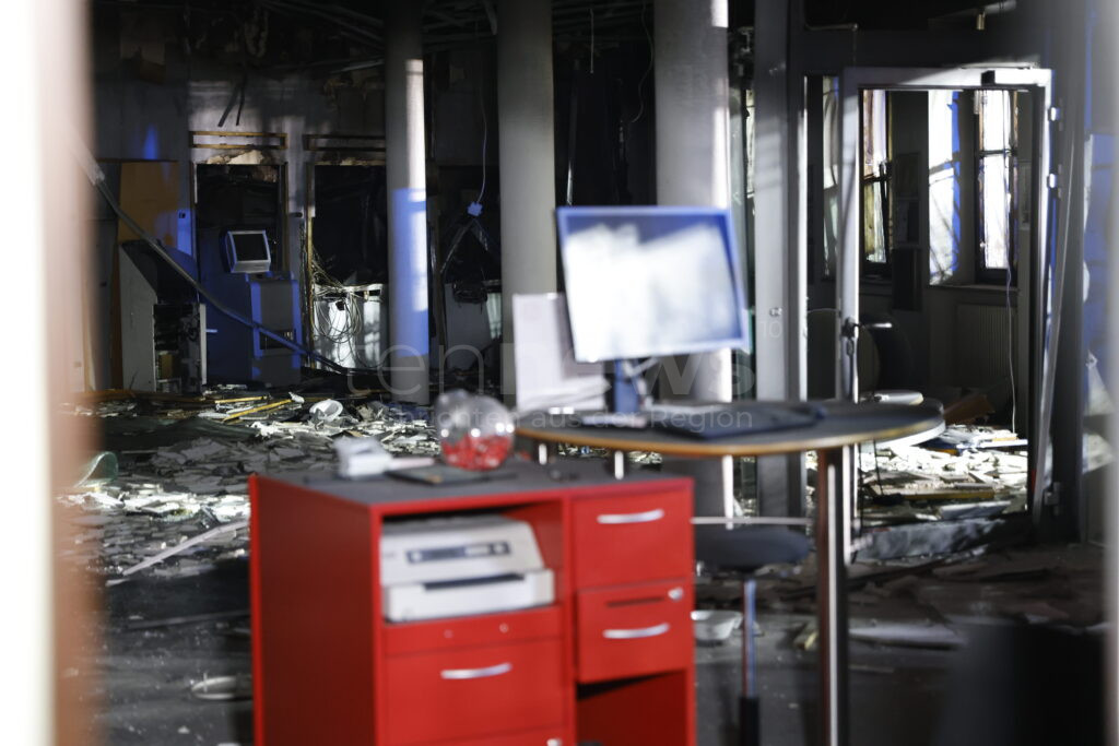 Herrieden – Gangster sprengen am Freitagmorgen (13.12.2024) Geldautomaten, Explosion zerstört Gebäude. Feuerwehr rettet Bewohnerin, Polizei sucht Täter.