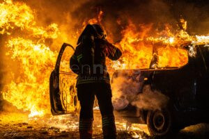 NIEDERWINKLING - 🔥 Ford fängt am Samstag (20.07.2025) während Fahrt Feuer! Auto brennt komplett aus - 15.000 Euro Totalschaden! 🚗
