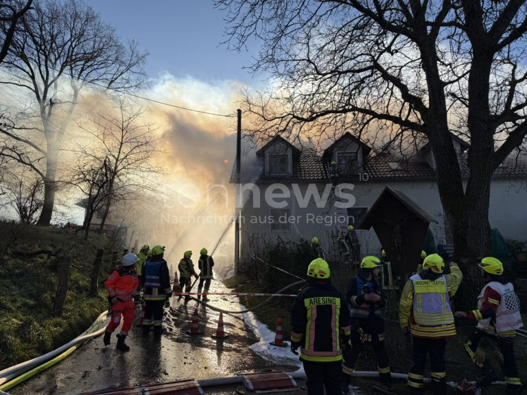 Flammen-Inferno: Wohnhaus in Vollbrand – Feuerwehr verhindert größere Katastrophe - Zwei Personen leicht verletzt