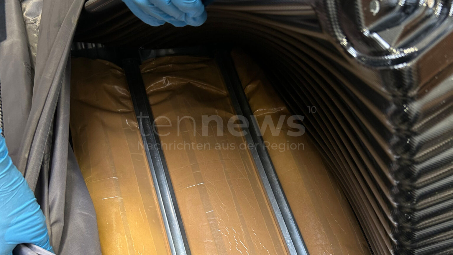 Landshut – Achtungserfog des Zolls: Beamte stellen knapp 12 Kilogramm Heroin in einem Reisezug sicher. Ein 24-jähriger Mann aus Polen wurde festgenommen.