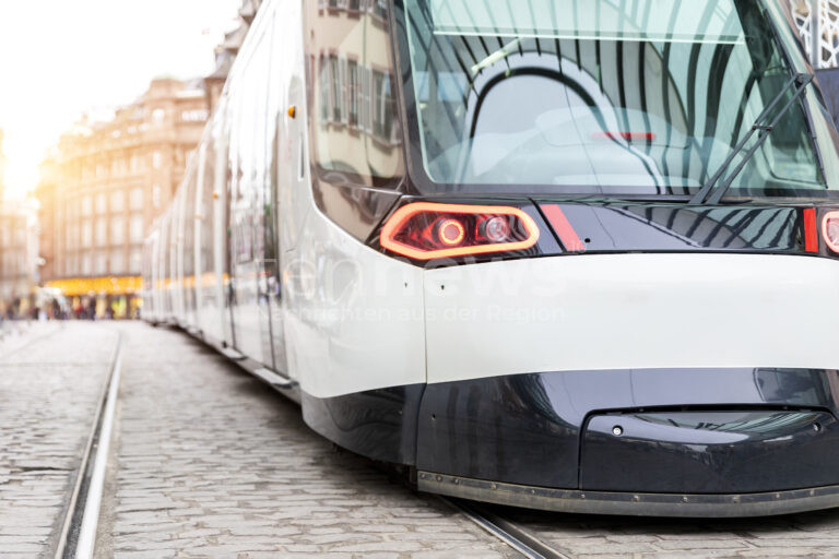 AUGSBURG – Mann bedroht am Montagabend (24.02.2025) einen 18-Jährigen mit einem Messer in der Straßenbahn 🚋. Polizei nimmt ihn fest! Jetzt sitzt er in Haft. 