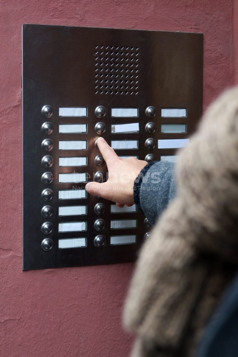 AUGSBURG – Trickdiebe geben sich Montag (07.04.2025) als Stadtwerke-Mitarbeiter aus und stehlen Bargeld und Schmuck. Polizei ermittelt. 🚨🏠