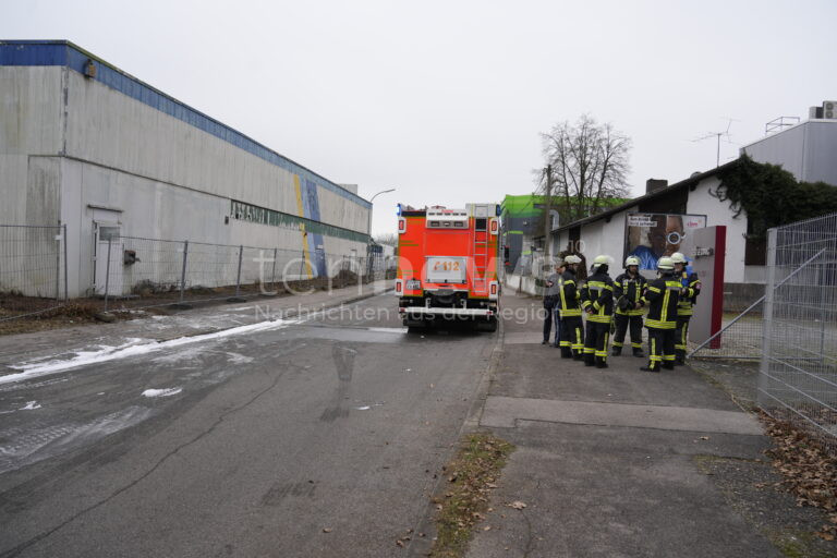 🔥 INGOLSTADT: Doppelte Herausforderung für die Feuerwehr in Ingolstadt: Gefahrstoffeinsatz in Mailing und gemeldeter Lagerhallenbrand. Dank schnellem Eingreifen keine Verletzten. 🚒