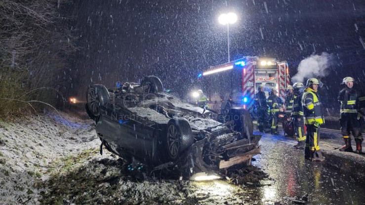 🚨 Reichertshofen - Unfall am Donnerstagabend (02.01.2025) auf der B300: Glätte sorgt für Überschlag eines Fahrzeugs. Leichtverletzter Fahrer, Totalschaden und weitere Schäden. ❄️🚗