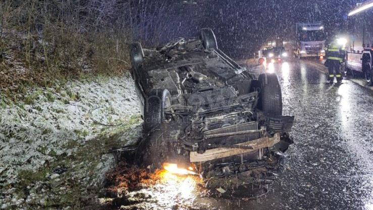 🚨 Reichertshofen - Unfall am Donnerstagabend (02.01.2025) auf der B300: Glätte sorgt für Überschlag eines Fahrzeugs. Leichtverletzter Fahrer, Totalschaden und weitere Schäden. ❄️🚗
