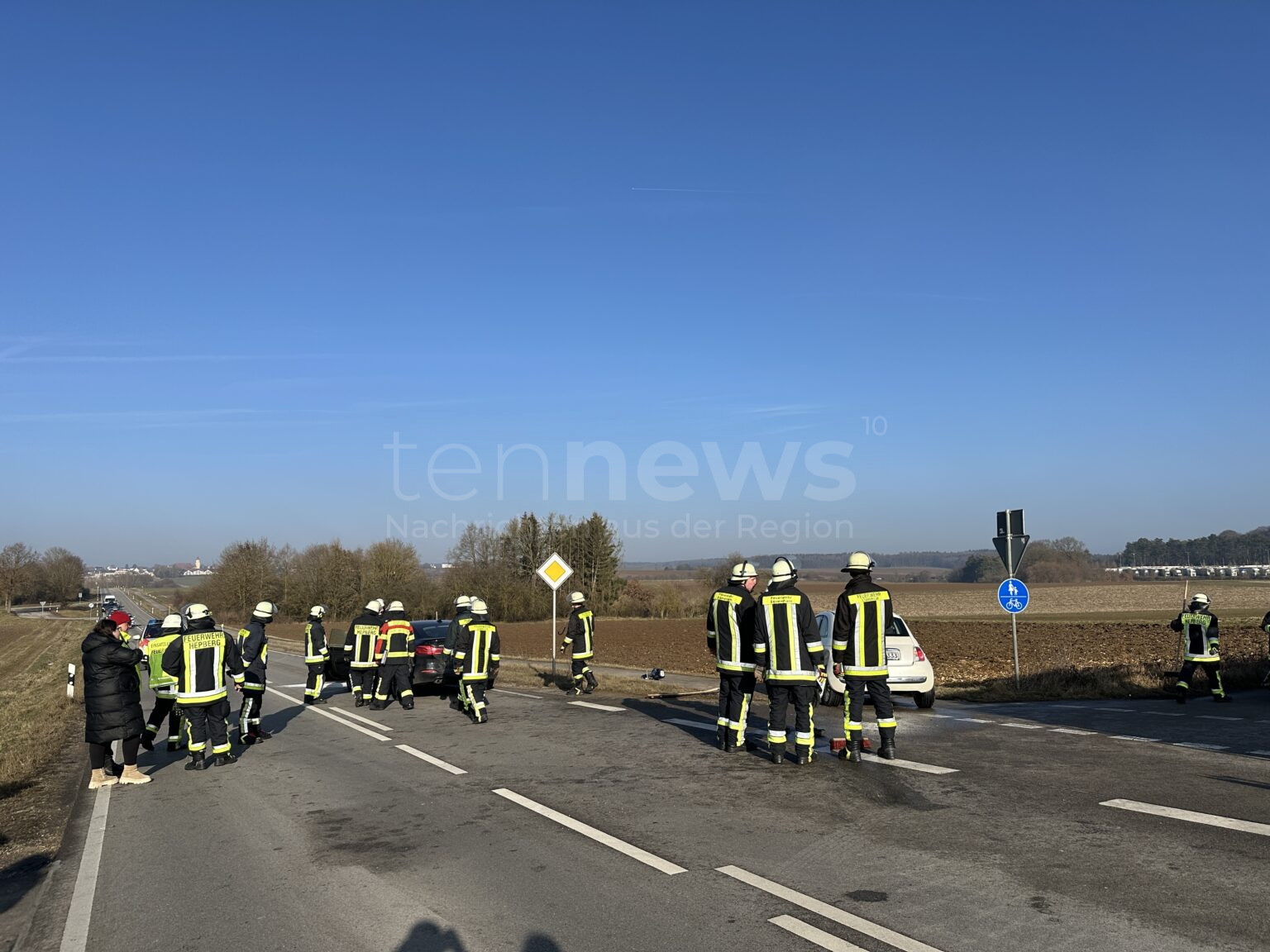 HEPBERG - Vorfahrtsverstoß führt zu Verkehrsunfall auf der Staatsstraße 2229. Zwei leicht Verletzte, Fiat-Fahrerin von Feuerwehr befreit. 🚑