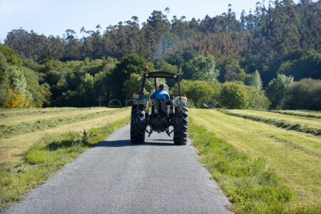 SCHLÜSSELFELD – 🚜 Ein Traktor ist am Donnerstag (19.06.2025) rückwärts in einen Graben gerollt – Fahrer verletzt, Spaziergänger holt Hilfe 🤕
