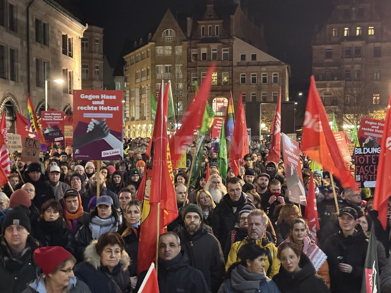 NÜRNBERG – Tausende demonstrieren in Nürnberg unter dem Motto Brandmauer sind Wir gegen CDU/CSU-Migrationsantrag. Kritik an Zusammenarbeit mit AfD.