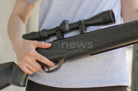 GRASSAU - 🔫 Grassauer (64) hantiert mit Luftgewehr auf Balkon am Mittwoch (13.08.2025)! Schüsse in Garten - Polizei-Einsatz! 🚔