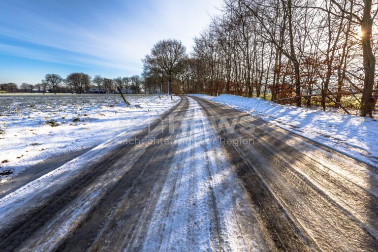 NEUBURG AN DER DONAU - Auf schneeglatter Fahrbahn verunglückte ein 28-Jähriger Autofahrer. Sein Auto kippte um, er konnte sich aber selbst befreien. 🚗❄