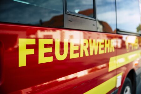 AUGSBURG-PFERSEE - In der Ganghoferstraße geriet am Mittwoch (30.04.2025) eine Fassade durch Funkenflug in Brand – Feuerwehr verhindert Schlimmeres. 🔥🚒