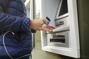 EICHSTÄTT - 👵 Dreister Diebstahl am Donnerstag (04.07.2025)! Rentnerin (85) beim Einkaufen bestohlen - Hunderte Euro abgehoben! 💳