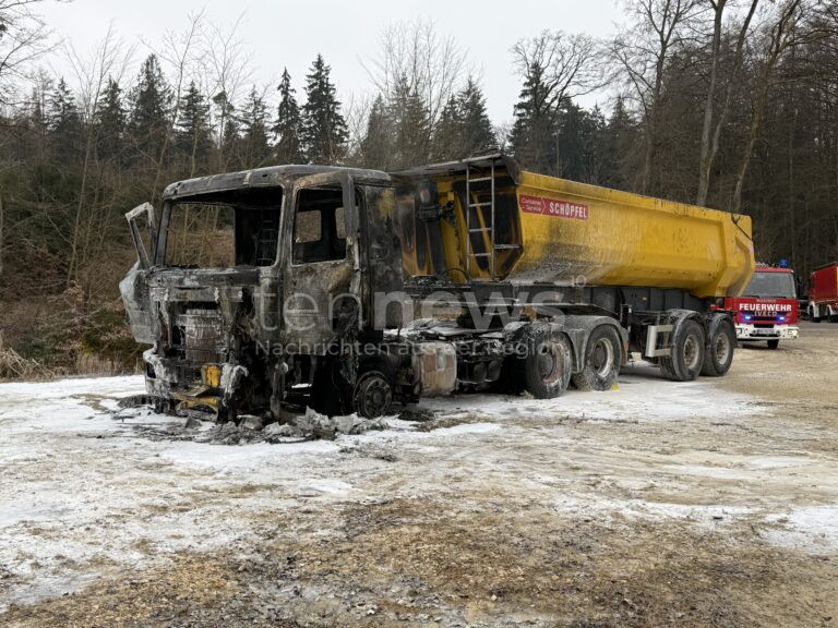 NEUBURG AN DER DONAU-BITTENBRUNN - Lastwagenbrand: Führerhaus komplett ausgebrannt, Feuerwehr verhindert Ausbreitung bei Lastwagen. Keine Verletzten. 🚒