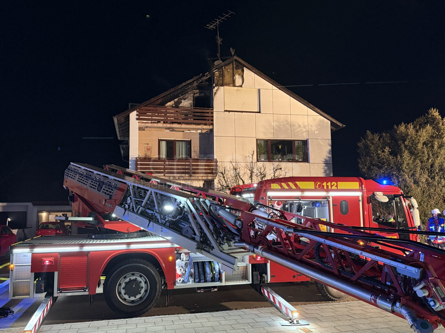 NEUBURG AN DER DONAU-HEINRICHSHEIM - Dachstuhlbrand in Heinrichsheim: Feuerwehr löscht Flammen, keine Verletzten. Polizei ermittelt zur Brandursache. 🚒🔥