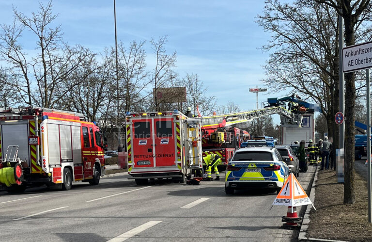 MÜNCHEN – Ein Unfall mit einer Hubarbeitsbühne forderte zwei Schwerverletzte. Helfer reagierten blitzschnell und verhinderten Schlimmeres.