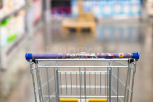 GERETSRIED – Jugendliche verteilen Einkaufswagen am Donnertag (01.05.2025) in der Freinacht. Polizei greift ein, kein Schaden entstanden. 🛒👮‍♂️