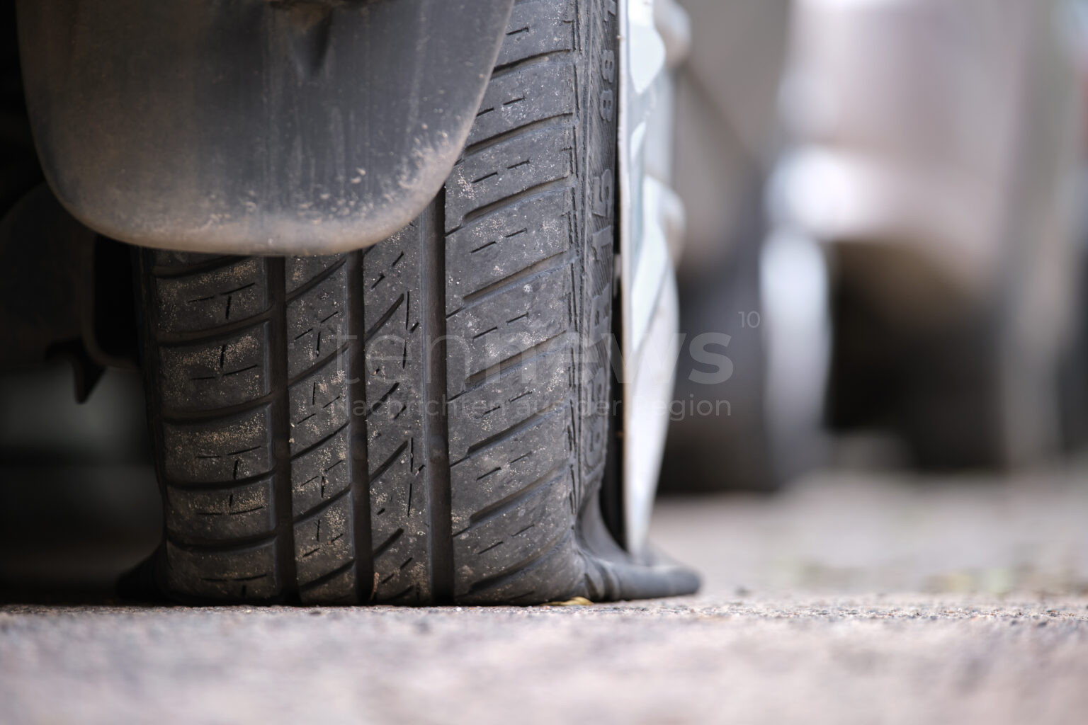 PASSAU - 🚗 Massive Sachbeschädigung an geparktem VW Polo am Freitag (18.04.2025) in der Heiliggeistgasse! Reifen zerstochen und tiefe Kratzer! 💰