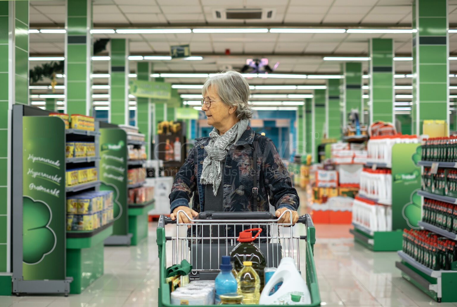 AUGSBURG-LECHHAUSEN – 67-Jährige klaut am Dienstag (25.02.2025) Lebensmittel 🛒! Mitarbeiterin stoppt sie, Polizei stellt Diebesgut sicher. Ermittlungen laufen. 