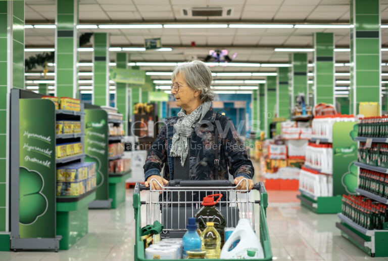 AUGSBURG-LECHHAUSEN – 67-Jährige klaut am Dienstag (25.02.2025) Lebensmittel 🛒! Mitarbeiterin stoppt sie, Polizei stellt Diebesgut sicher. Ermittlungen laufen. 