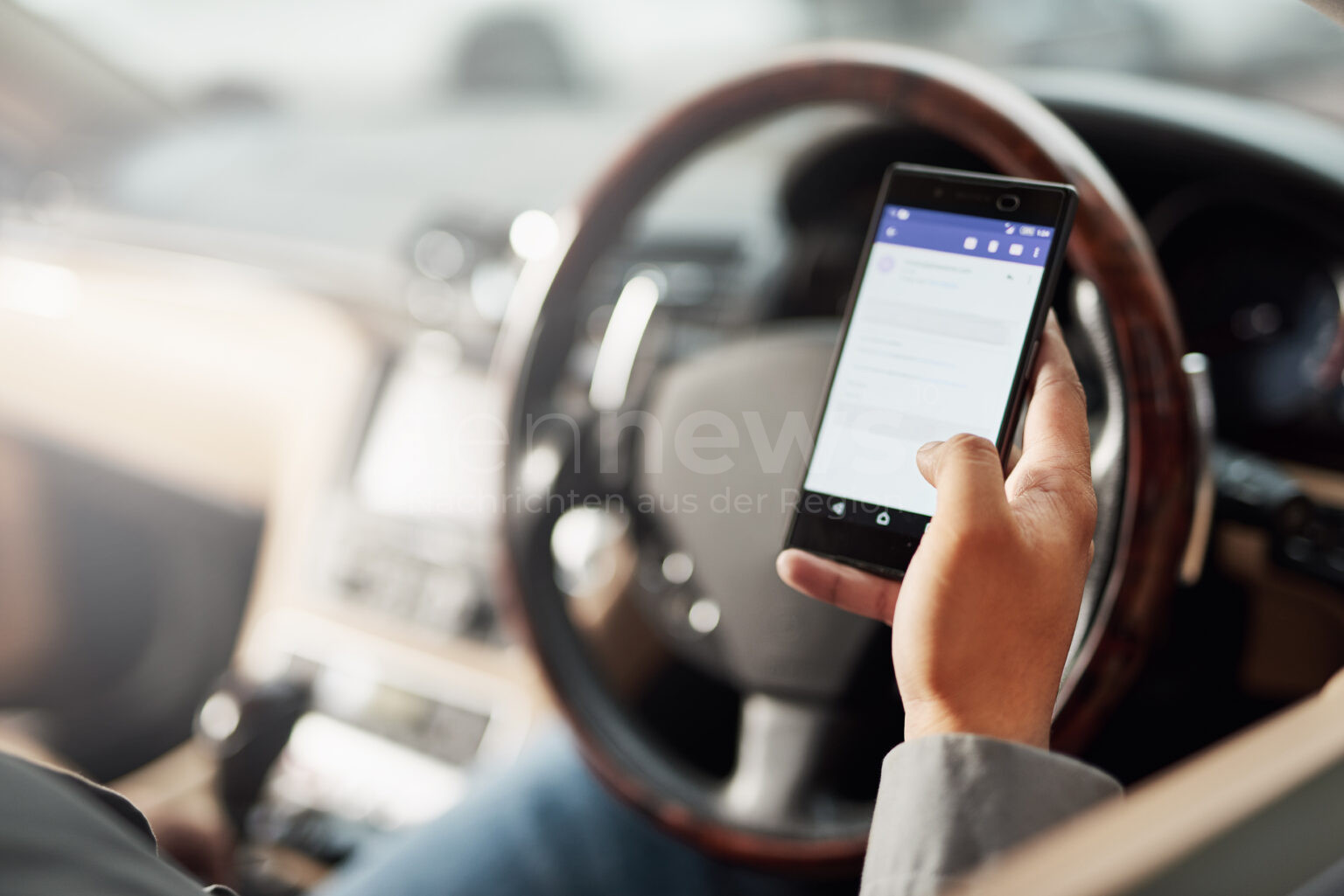 NEUBURG – Mittwoch (19.03.2025): Polizei kontrolliert Ablenkung im Verkehr. Zwölf Fahrer mit Handy am Steuer erwischt. Bußgeld von 100 Euro und Punkte.