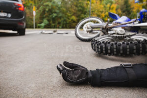 KÖNIGSBRUNN - Bei einem Motorradunfall auf der B17 am Dienstag (29.04.2025) wurde ein 20-Jähriger verletzt – Polizei ermittelt. 🏍️🚑