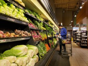 AUGSBURG-GÖGGINGEN - 🛒 Auseinandersetzung am Wühltisch am Donnerstag (08.05.2025) – Frau schlägt 22-Jährigem auf die Hand, Polizei ermittelt ⚖️