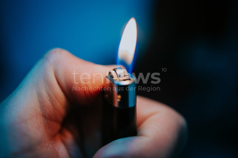BOBINGEN – In der Mittelschule zündete ein Unbekannter am Donnerstag (03.04.2025) Papier in einem Spender an. 🔥 Rauchalarm ausgelöst – niemand verletzt.